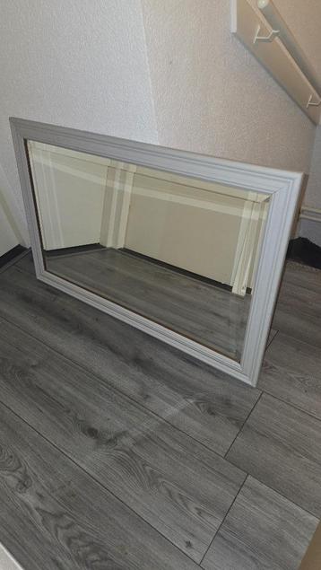 Spiegel 67 x 100 ongeveer  beschikbaar voor biedingen