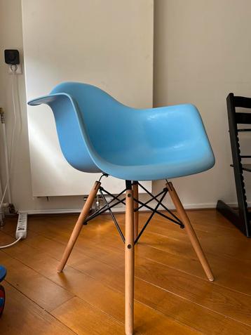 Leuke blauwe stoel beschikbaar voor biedingen
