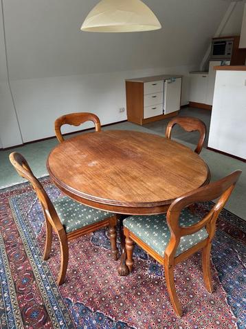 Klassieke eettafel beschikbaar voor biedingen