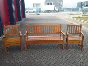 Degelijk teakhouten tuinset met originele kussens z.g.a.n. beschikbaar voor biedingen