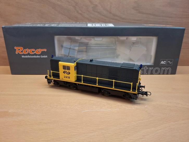 Roco dieselloc NS 2418 geel/grijs, Hobby en Vrije tijd, Modeltreinen | H0, Zo goed als nieuw, Locomotief, Wisselstroom, Roco, NS