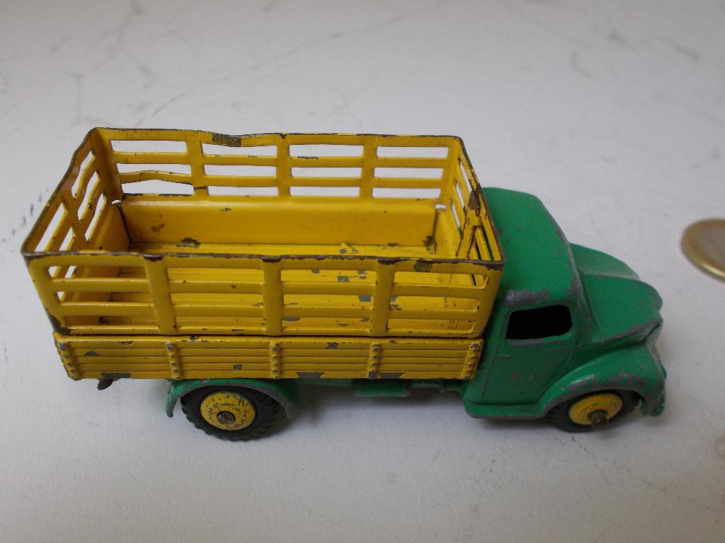 1950 Dinky Toys 30N DODGE FARM PRODUCE WAGON. (-B-), Ophalen of Verzenden, Gebruikt, Tractor of Landbouw, Dinky Toys