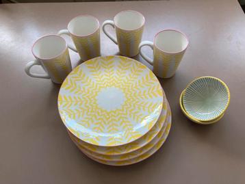 Gusta 4 pers. ontbijt servies. Wit met geel en roze rand beschikbaar voor biedingen