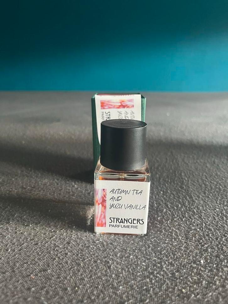 Strangers Parfum Autumn Tea & Yuzu Vanilla - 29/30ml, Sieraden, Tassen en Uiterlijk, Uiterlijk | Parfum, Zo goed als nieuw, Ophalen of Verzenden