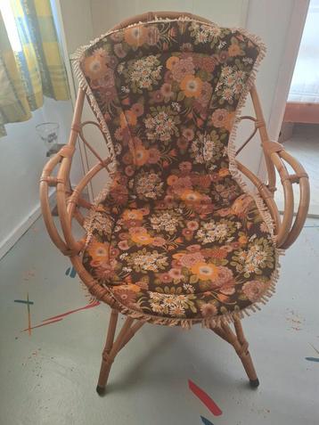 Vintage Rotan Stoel met Bloemenkussen beschikbaar voor biedingen