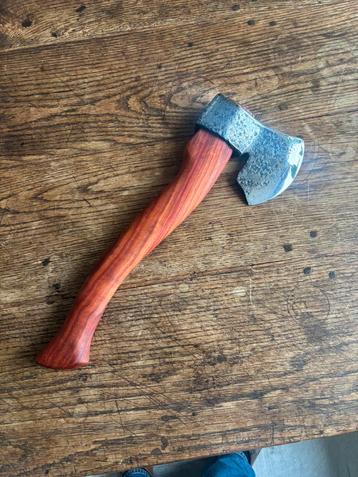 Oud rechtshandig kantbijltje beschikbaar voor biedingen