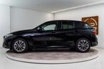 BMW 1-serie 120 Sport Premium 157PK | NIEUW 2025 PER DIRECT, 12 maanden, Stof, Gebruikt, Zwart