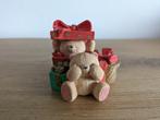 Forever Friends beeldje (beren in stapel cadeaus), Verzamelen, Beren en Cherished Teddies, Nieuw, Beeldje, Ophalen of Verzenden