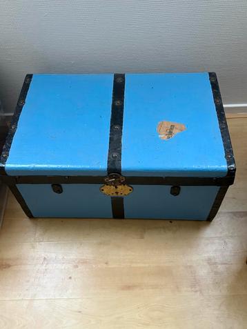 Antieke Blauwe Reiskoffer met Gestreepte Binnenkant beschikbaar voor biedingen