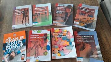 Boeken voor de opleiding tot doktersassistente. beschikbaar voor biedingen