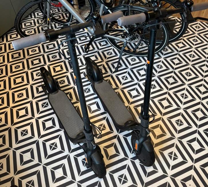 2 x Segway Ninebot Kickscooter F25E elektrische step, Fietsen en Brommers, Steps, Zo goed als nieuw, Elektrische step (E-scooter)