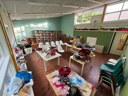 Inboeldel schoolspullen tafels stoelen kasten speelgoed, Huis en Inrichting, Complete inboedels, Ophalen