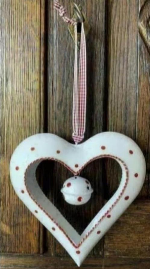 Kerstversiering; metalen hart met belletje; kersthart; 15 cm, Diversen, Kerst, Zo goed als nieuw, Ophalen of Verzenden