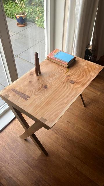 Red ceder houten tafeltje/bureautje beschikbaar voor biedingen