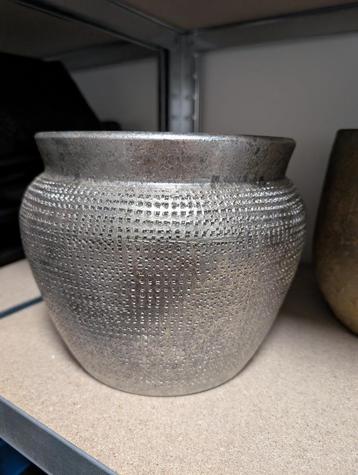 Zilverkleurige plantenpot beschikbaar voor biedingen
