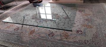 Bert Maupertuus glazen salontafel van 120x 150x30 cm beschikbaar voor biedingen