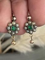 Antieke 9 karaat oorhangers met smaragd en zaadparels, Sieraden, Tassen en Uiterlijk, Antieke sieraden, Ophalen of Verzenden, Goud