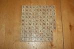 97 houten scrabble letters, Ophalen of Verzenden, Gebruikt, Materiaal
