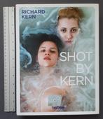 Richard Kern - Shot by Kern - Hardcover - Dvd - 288 pagina's, Boeken, Fotografen, Verzenden, Richard Kern, Zo goed als nieuw