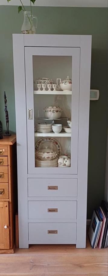 Houten grijze kast woonkamer met deur en lades beschikbaar voor biedingen