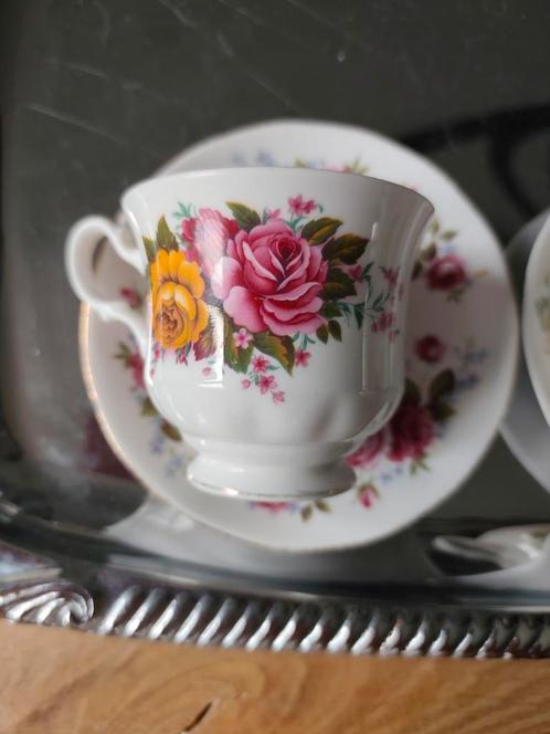 2 kop en schotel van "Bone China",, Verzamelen, Porselein, Kristal en Bestek, Zo goed als nieuw, Kop en/of schotel, Ophalen