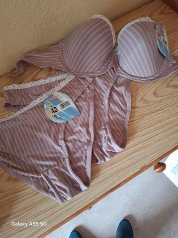 Dorina Setje BH 85C en Slip Maat 42 Nieuw beschikbaar voor biedingen