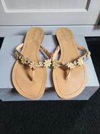 Slippers met bloemen en glittersteentjes, Slippers, New Look, Beige, Ophalen of Verzenden