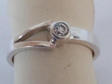 zilveren RING (835)  maat 17,   bezet met een witte Saffier beschikbaar voor biedingen