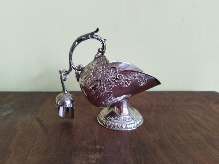 Suikerpot in de vorm van een kolenkit met schepje, Antiek en Kunst, Antiek | Servies los, Ophalen of Verzenden