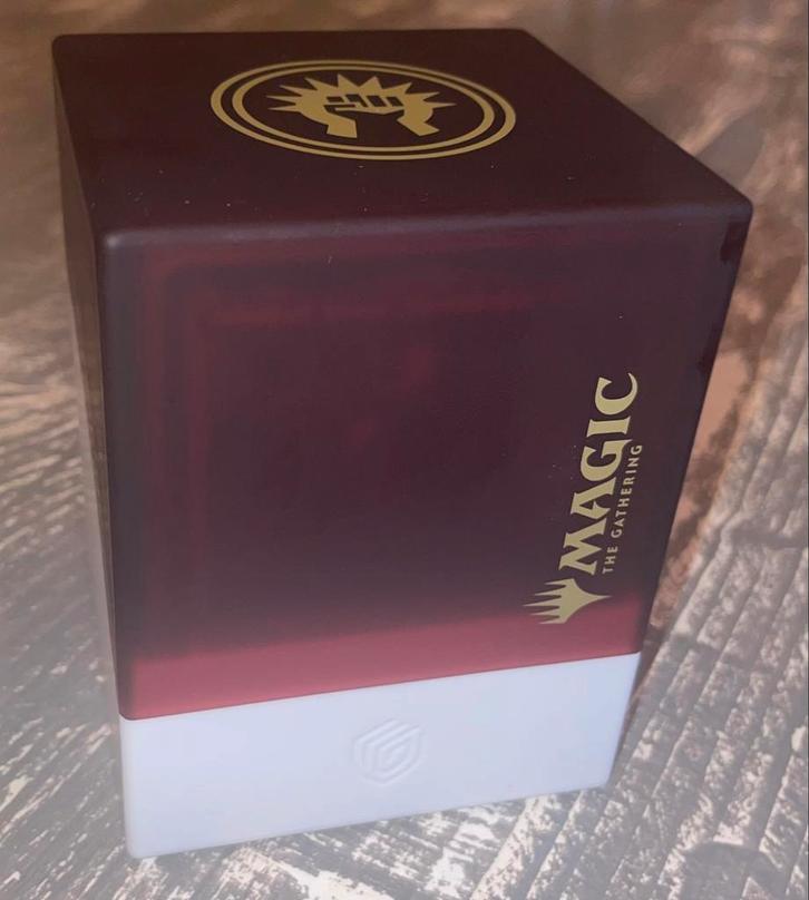Ultimate Guard Brick deckbox (rood-wit, Boros, 100 kaarten), Hobby en Vrije tijd, Verzamelkaartspellen | Magic the Gathering, Zo goed als nieuw