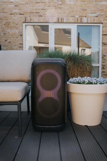 TE HUUR - Partybox JBL 320: Draadloze speaker op statief beschikbaar voor biedingen