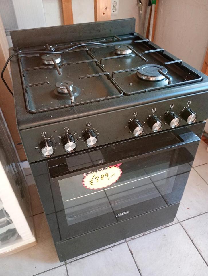 Zwart fornuis 60cm breed 2 jaar gar. B keus nu 289 euro, Witgoed en Apparatuur, Fornuizen, Nieuw, Vrijstaand, Gas, 4 kookzones