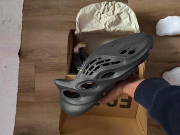 Yeezy Foam Runner Onyx / 46 / beschikbaar voor biedingen