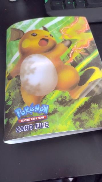 Pokemon kaarten in map  beschikbaar voor biedingen
