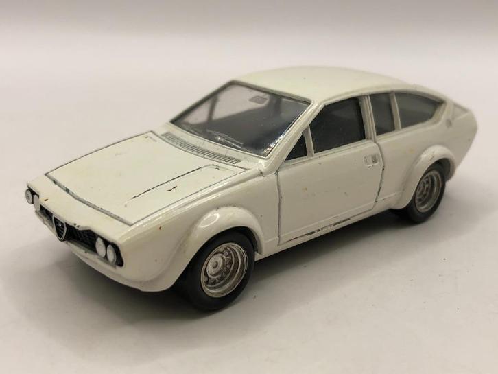 Solido 82 Alfa Romeo Alfetta GTV wit -REPAINT- M26, Hobby en Vrije tijd, Modelauto's | 1:43, Gebruikt, Auto, Solido, Ophalen of Verzenden