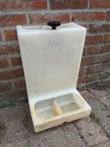 Voerbakje beschikbaar voor biedingen