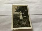 Vintage Foto: Dame bij Boom, Ophalen of Verzenden