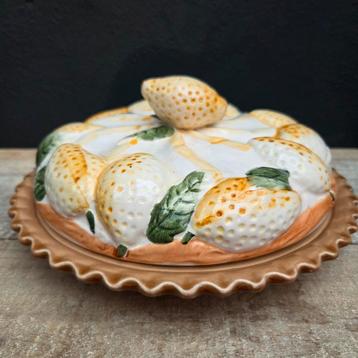 Mooie puntgave taartschaal met deksel  beschikbaar voor biedingen