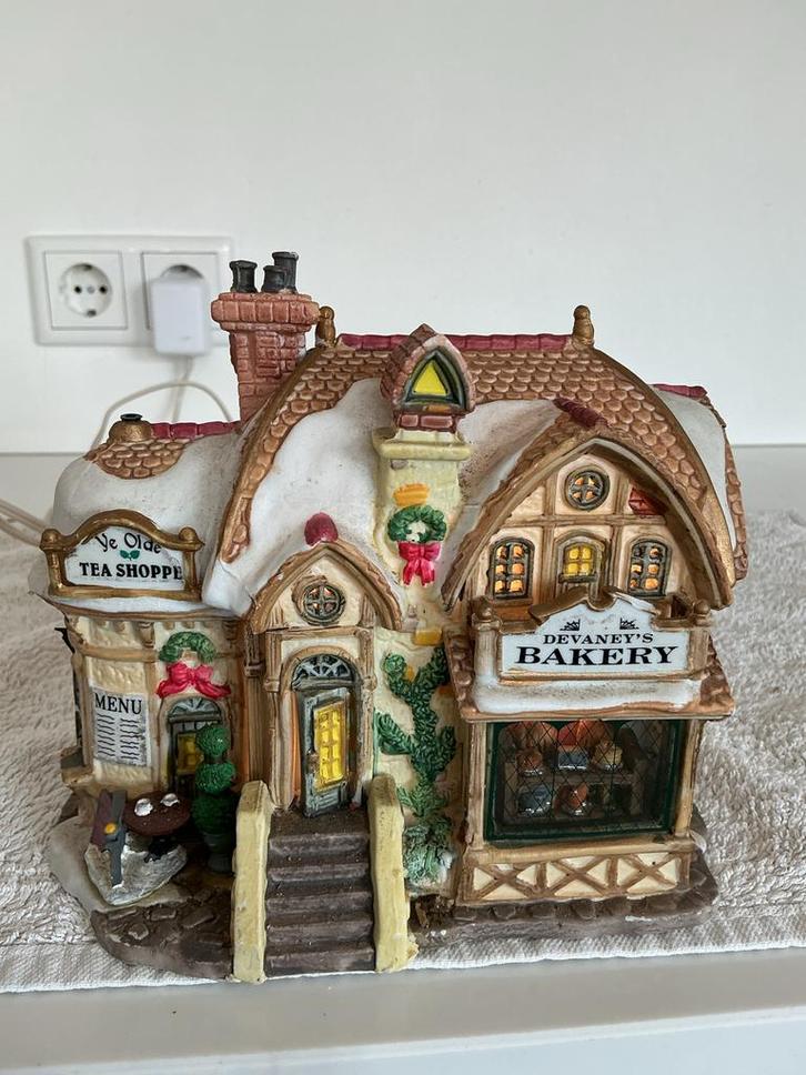 Kersthuis lemax  Devaney's Bakery & Tea Shoppe kerstdorp, Diversen, Kerst, Gebruikt, Ophalen of Verzenden