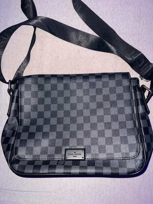 Louis Vuitton stijl messenger tas – Damier Graphite look, Sieraden, Tassen en Uiterlijk, Tassen | Schoudertassen, Zo goed als nieuw