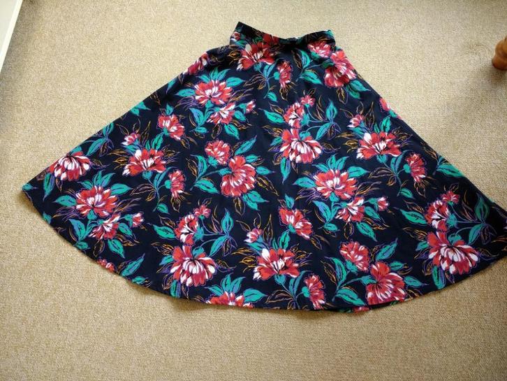 Wijde rok maat 36 zwart met rode en paarse bloem katoen, Kleding | Dames, Rokken, Zo goed als nieuw, Maat 36 (S), Zwart, Knielengte