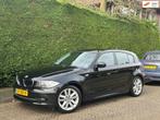 BMW 1-serie 116i Sport /6BAK/S-VRWRMNG/LMVELGEN/RIJDTNIEUW!/, Auto's, BMW, 1-Serie, 4 cilinders, 4 stoelen, Grijs