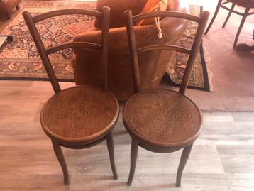 Twee vintage originele THONET stoelen beschikbaar voor biedingen
