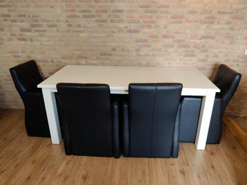 Mooie witte houten tafel  beschikbaar voor biedingen