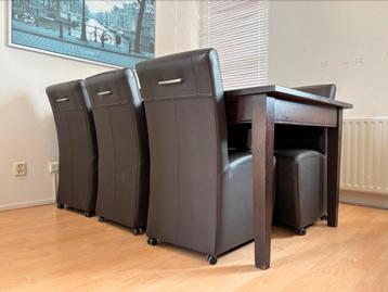 Hoogwaardige massieve Eettafel met 7 Stoelen! (Rolbaar) beschikbaar voor biedingen