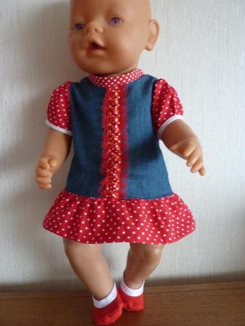 Jurkje spijkerstof past de baby pop van 43 cm.Poppenkleertje beschikbaar voor biedingen