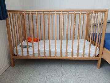 Kinderbedje (licht hout) beschikbaar voor biedingen