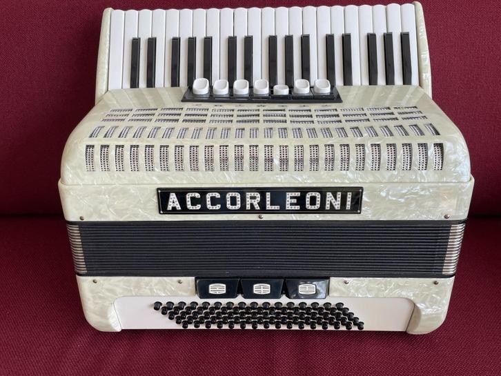 Mooie Accorleoni accordeon . 80 bas . 3 korig ., Muziek en Instrumenten, Accordeons, Zo goed als nieuw, Toetsaccordeon, 80-bas