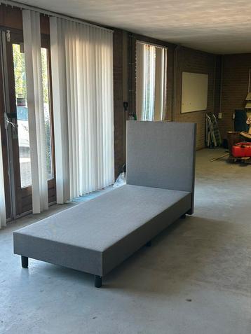 Antracietgrijze eenpersoons boxspring beschikbaar voor biedingen