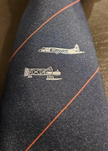 Vliegtuig stropdas rood gestreept 70 over de das beschikbaar voor biedingen